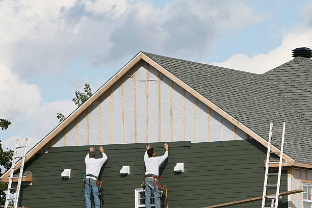 Professional Siding Installation technician working in Jonesboro, IL